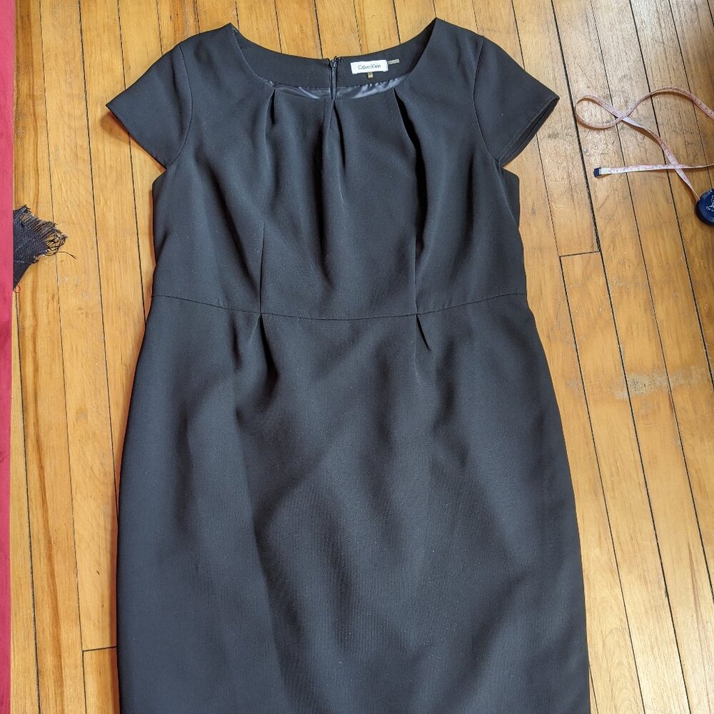 Fully lined Calvin Klein dress with pleated collar